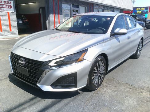 Used 2023 Nissan Altima 2.5 SV AWD/4WD image 2