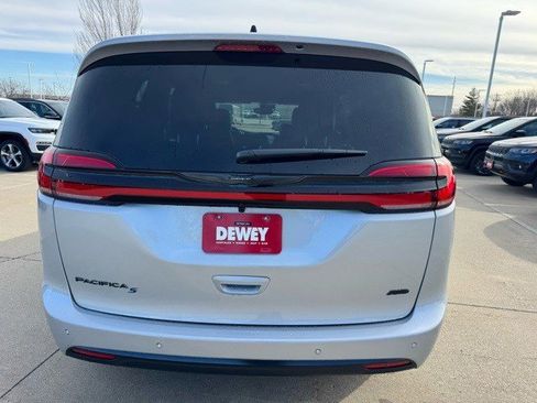 New 2026 Chrysler Pacifica Select image 6