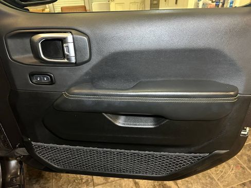 Used 2025 Jeep Wrangler Unlimited Sahara AWD/4WD image 17