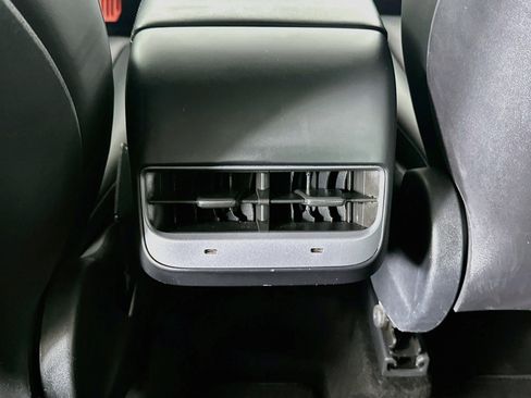 Used 2022 Tesla Model Y Long Range AWD/4WD image 27