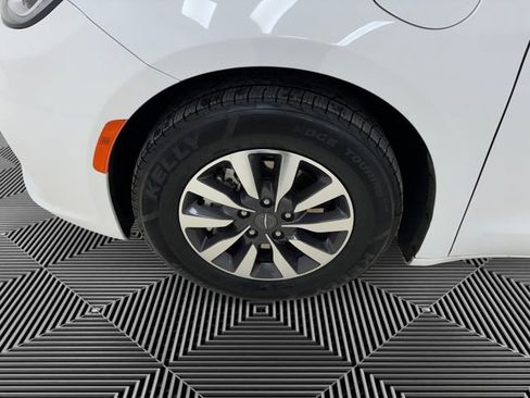 Used 2024 Chrysler Pacifica Select image 9