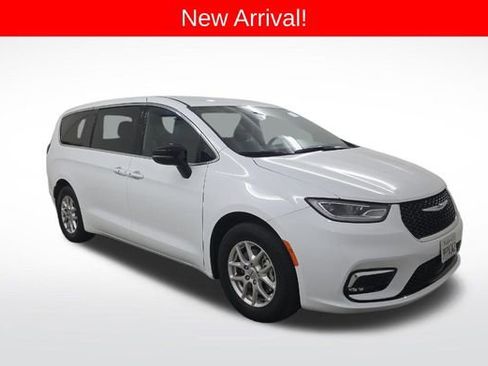 Used 2025 Chrysler Pacifica Select image 1