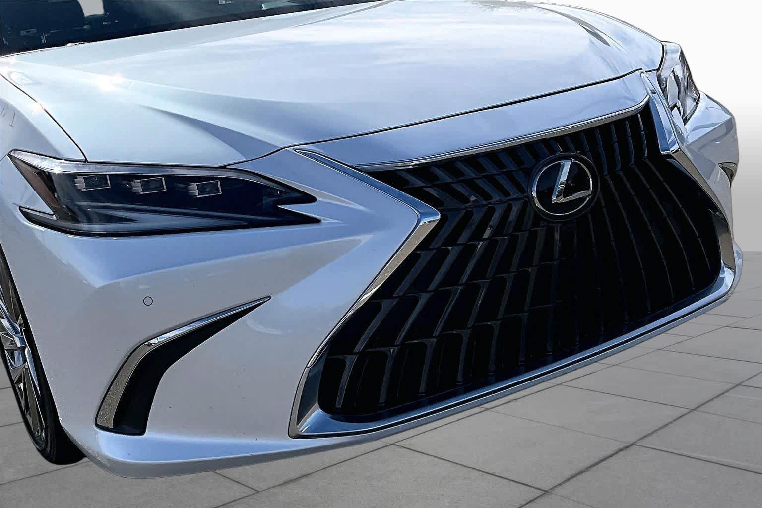 Used 2024 Lexus ES 300h w/ Luxury Package FWD image 29
