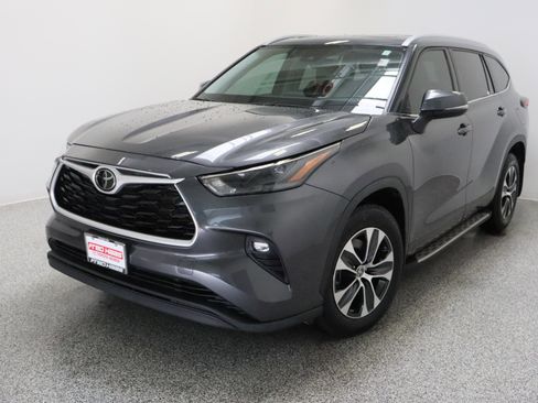 Used 2022 Toyota Highlander XLE AWD/4WD image 2