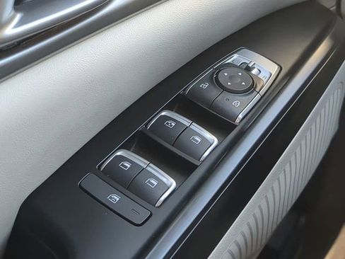 Used 2024 Kia Carnival LX image 27