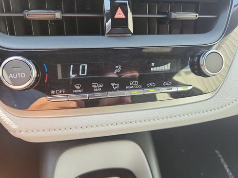Used 2025 Toyota Corolla SE w/ SE Premium Package FWD image 23