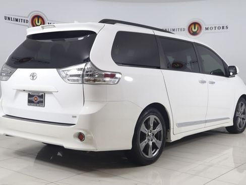 Used 2018 Toyota Sienna SE FWD image 3
