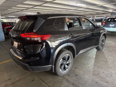 Used 2024 Nissan Rogue SV image 3