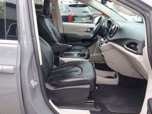 Used 2022 Chrysler Pacifica Touring-L FWD image 23