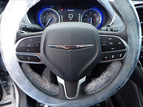 New 2026 Chrysler Pacifica Limited w/ Uconnect Theater Family Group image 17