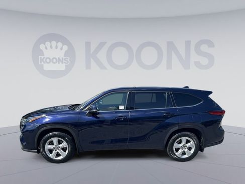 Used 2022 Toyota Highlander LE AWD/4WD image 2