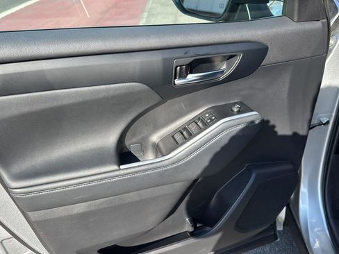Used 2023 Toyota Highlander XLE image 14
