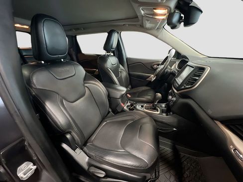Used 2017 Jeep Cherokee Limited w/ Luxury Group AWD/4WD image 25