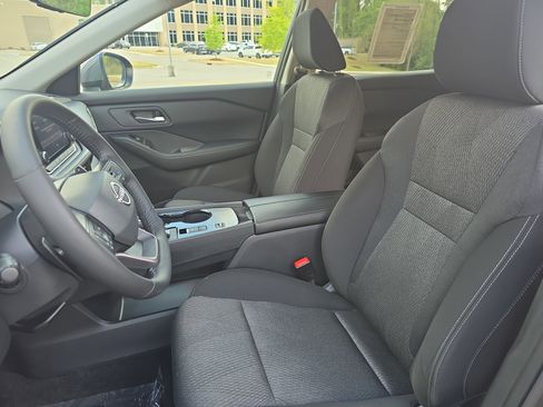 Used 2025 Nissan Rogue SV image 17