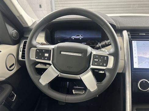 Certified 2025 Land Rover Discovery Dynamic SE AWD/4WD image 13