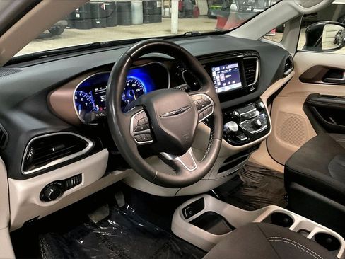 Used 2024 Chrysler Voyager LX image 13