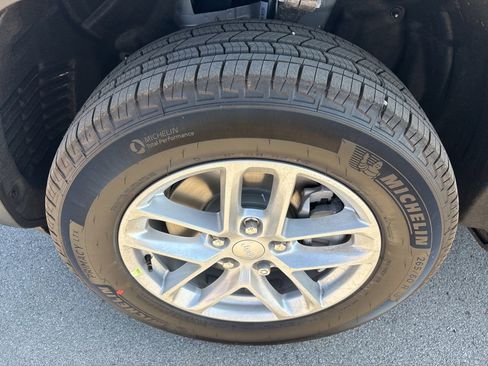 New 2026 Jeep Grand Cherokee L Laredo w/ MOPAR Finishing Package image 9