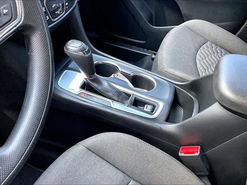 Used 2019 Chevrolet Equinox LT FWD image 18