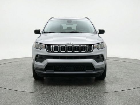 Used 2025 Jeep Compass Latitude image 2