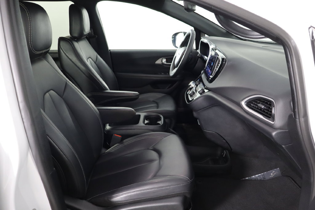 Used 2025 Chrysler Pacifica Select FWD image 19