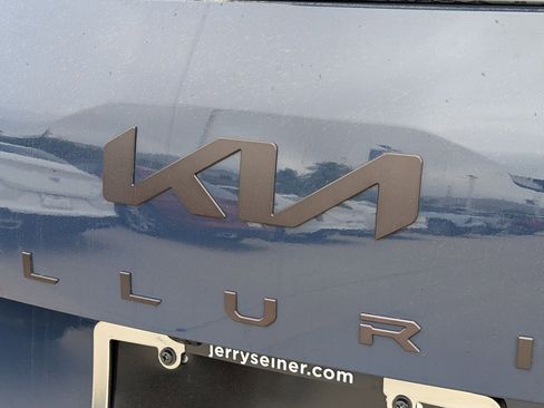 Used 2025 Kia Telluride AWD image 13