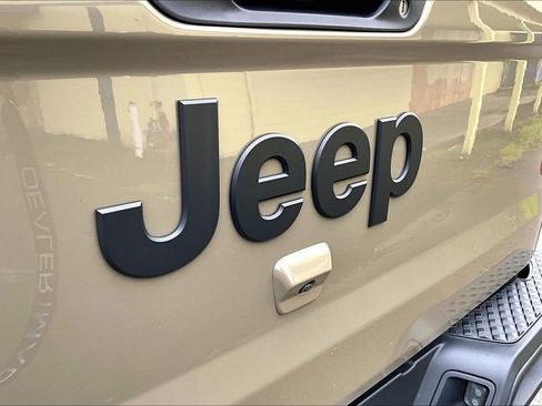 Used 2020 Jeep Gladiator Sport w/ Quick Order Package 24S image 11