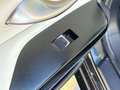 Used 2024 Lexus ES 350 Ultra Luxury w/ Accessory Package (Z1) image 31