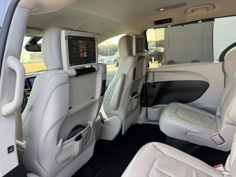 Used 2017 Chrysler Pacifica Touring-L Plus w/ Tire & Wheel Group image 17