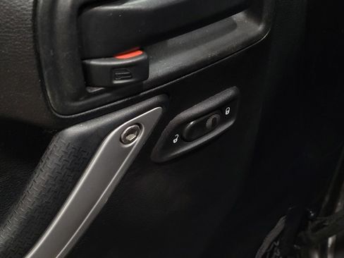 Used 2014 Jeep Wrangler Unlimited Sahara w/ Dual Top Group AWD/4WD image 27