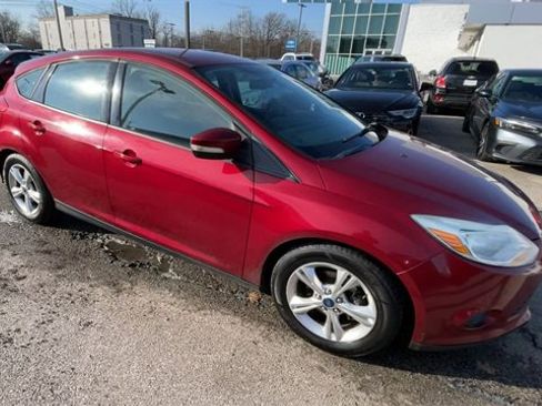 Used 2013 Ford Focus SE w/ SE Winter Pkg image 3
