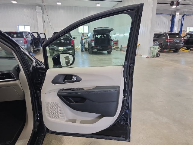 Used 2024 Chrysler Pacifica Touring-L FWD image 31