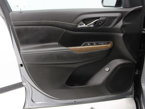 Used 2023 GMC Acadia SLE w/ Driver Convenience Package image 14