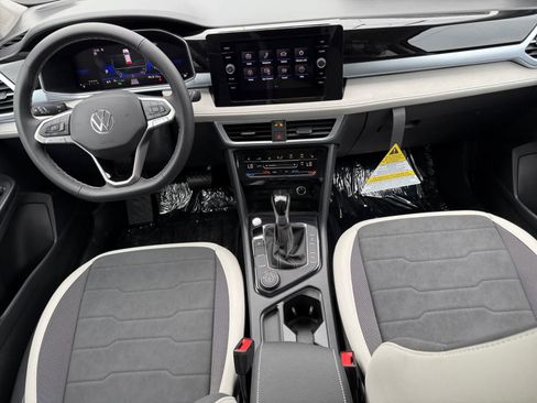 New 2025 Volkswagen Taos SE image 10