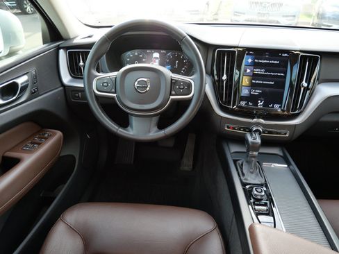 Used 2020 Volvo XC60 T5 Momentum w/ Protection Package Premier AWD/4WD image 12