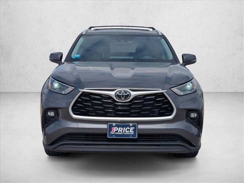 Used 2024 Toyota Highlander XLE image 2