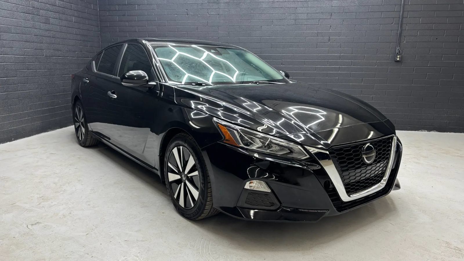 Used 2021 Nissan Altima 2.5 SV w/ SV Premium Package FWD image 1