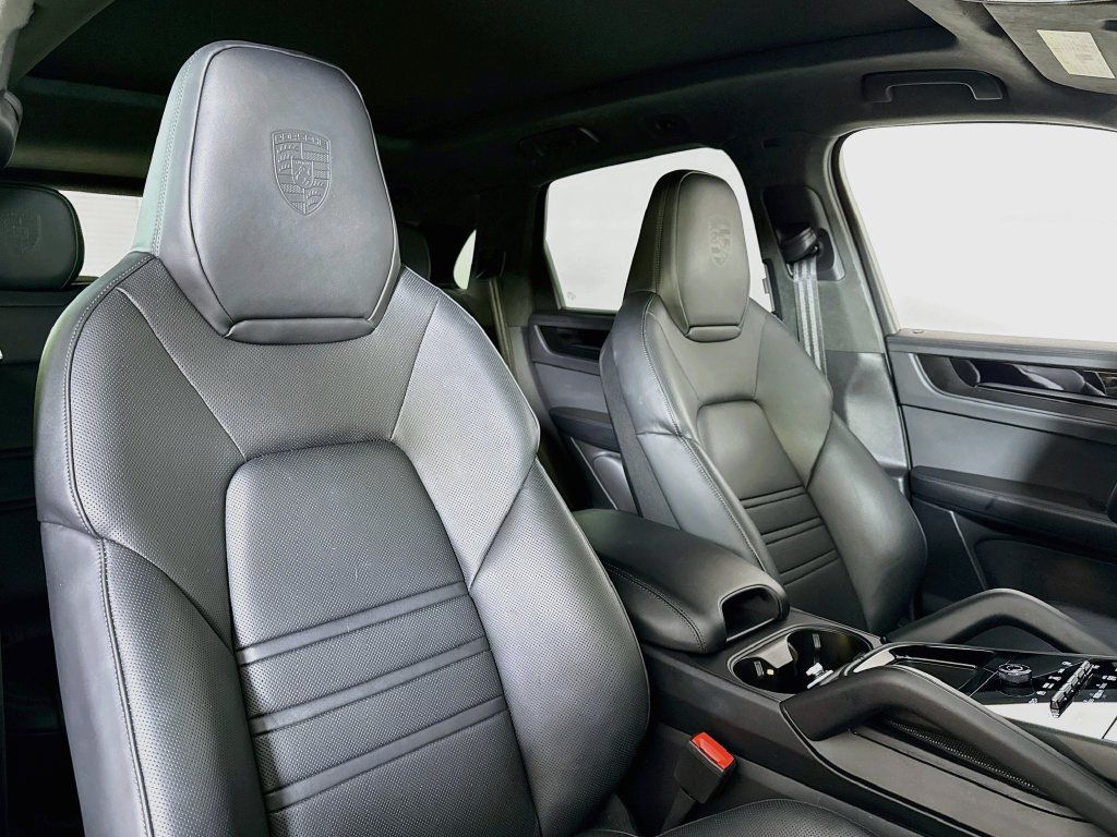 Certified 2025 Porsche Cayenne GTS AWD/4WD image 18