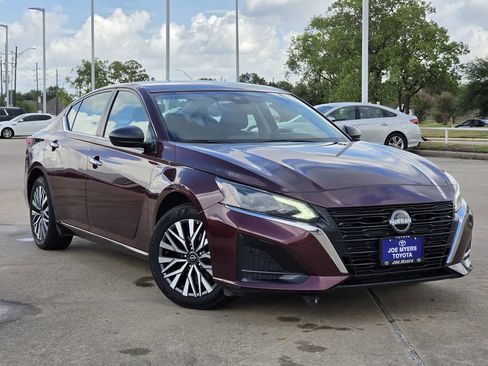 Used 2025 Nissan Altima 2.5 SV FWD image 2