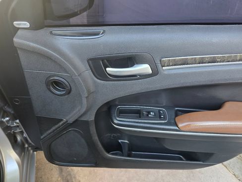 Used 2018 Chrysler 300 Limited RWD image 37