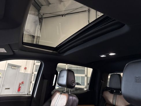 Used 2019 Chevrolet Silverado 1500 High Country w/ Technology Package image 13