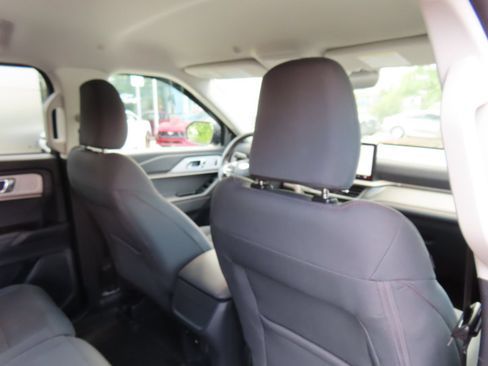 Used 2025 Ford Explorer Active AWD/4WD image 40
