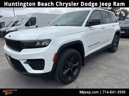 Used 2023 Jeep Grand Cherokee Altitude AWD/4WD image 1
