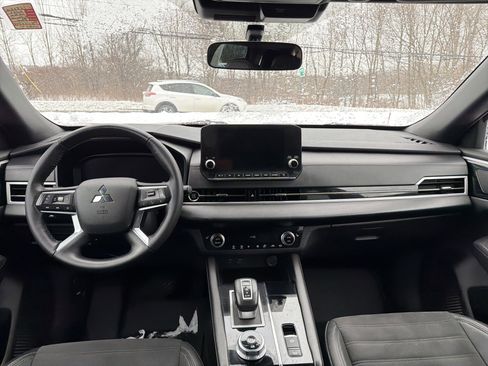 Used 2023 Mitsubishi Outlander SE Black Edition image 12