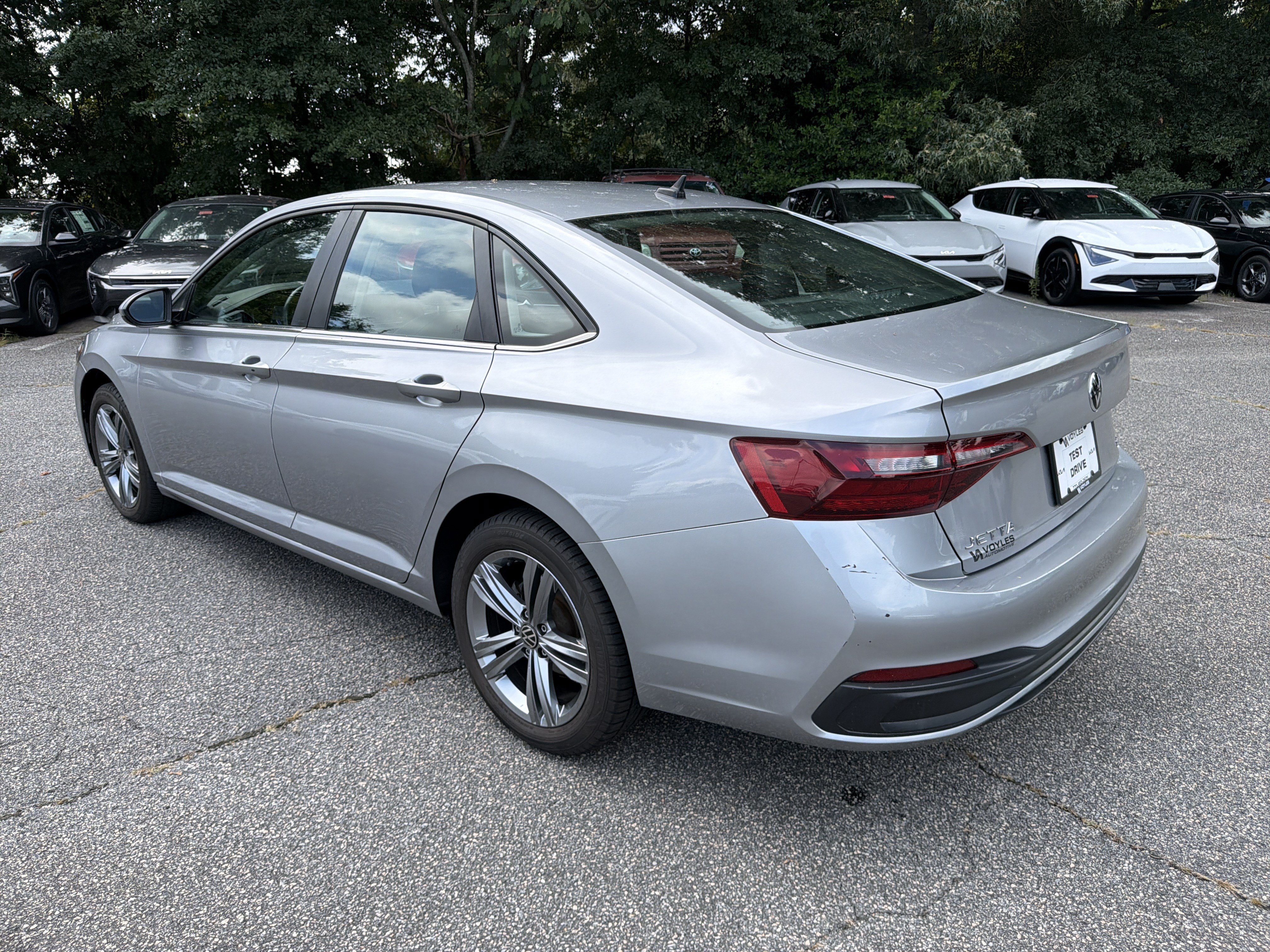 Used 2024 Volkswagen Jetta SE FWD image 5