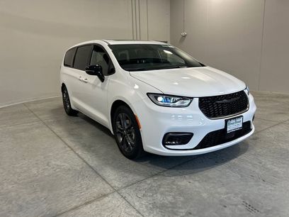 New 2026 Chrysler Pacifica Select