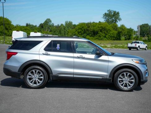 Used 2023 Ford Explorer XLT w/ Equipment Group 202A AWD/4WD image 4