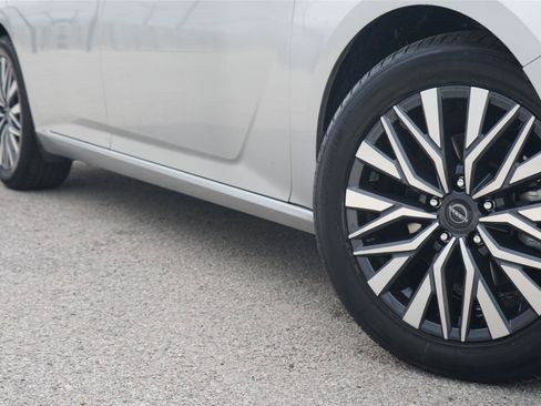Used 2024 Nissan Altima 2.5 SV FWD image 2