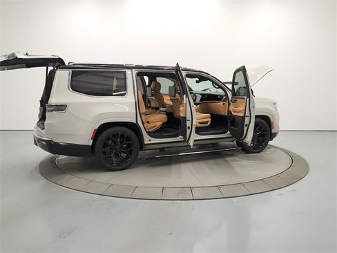 Used 2022 Jeep Grand Wagoneer Series III w/ Rear Seat Video Group 1 image 15