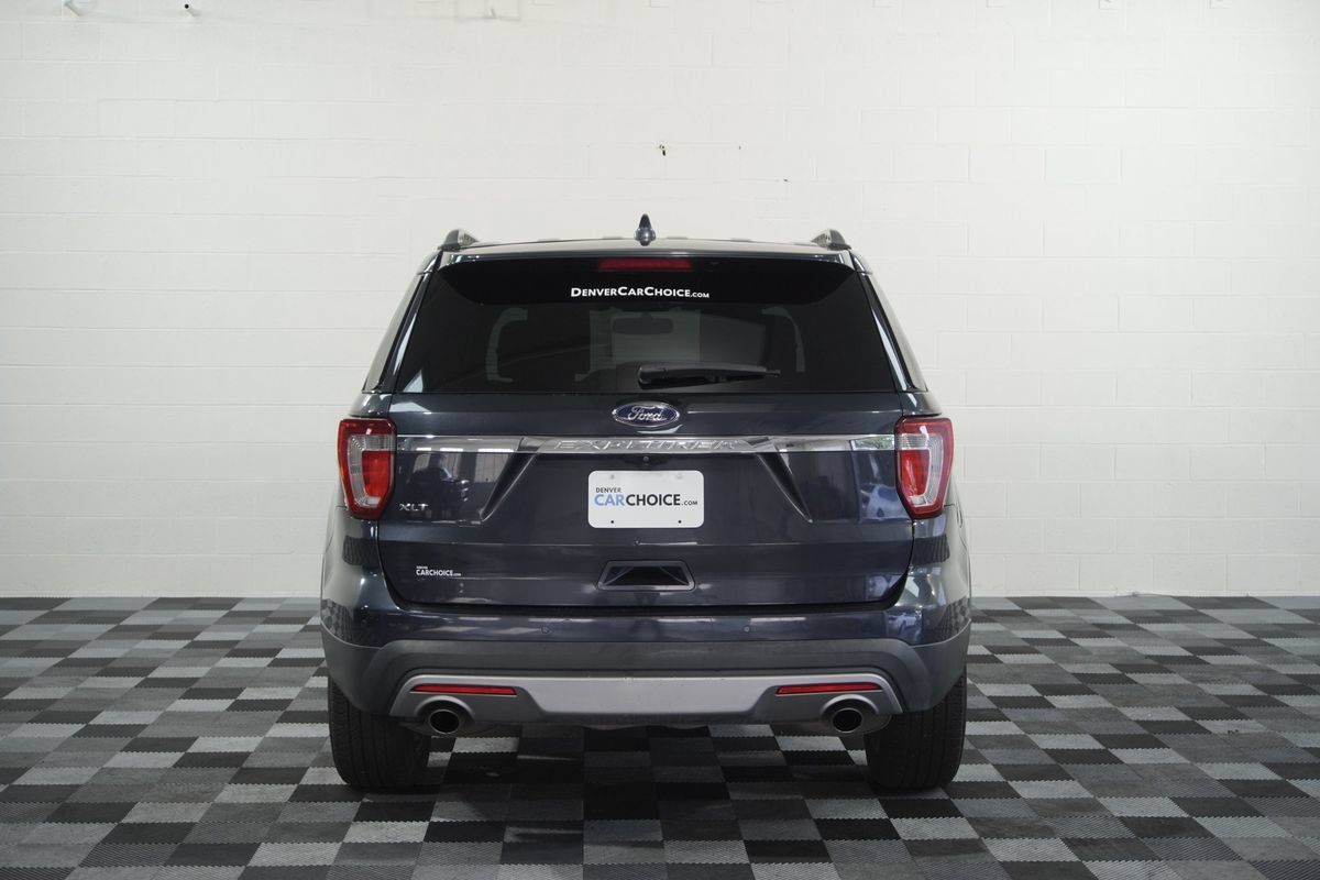 Used 2017 Ford Explorer XLT w/ Equipment Group 202A FWD image 4
