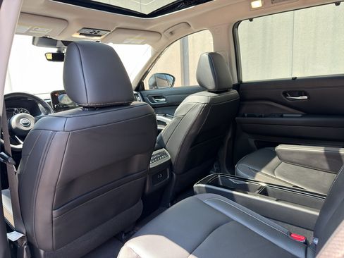 Used 2025 Nissan Pathfinder SL w/ SL Premium Package FWD image 13